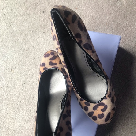 Size 7 by Fergallicious By Fergie leopard faux utopia pumps round toe - Picture 2 of 5